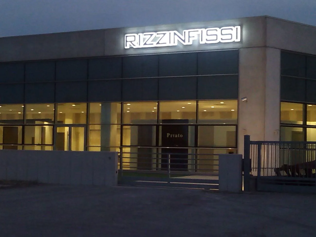 Insegna luminosa Rizzinfissi